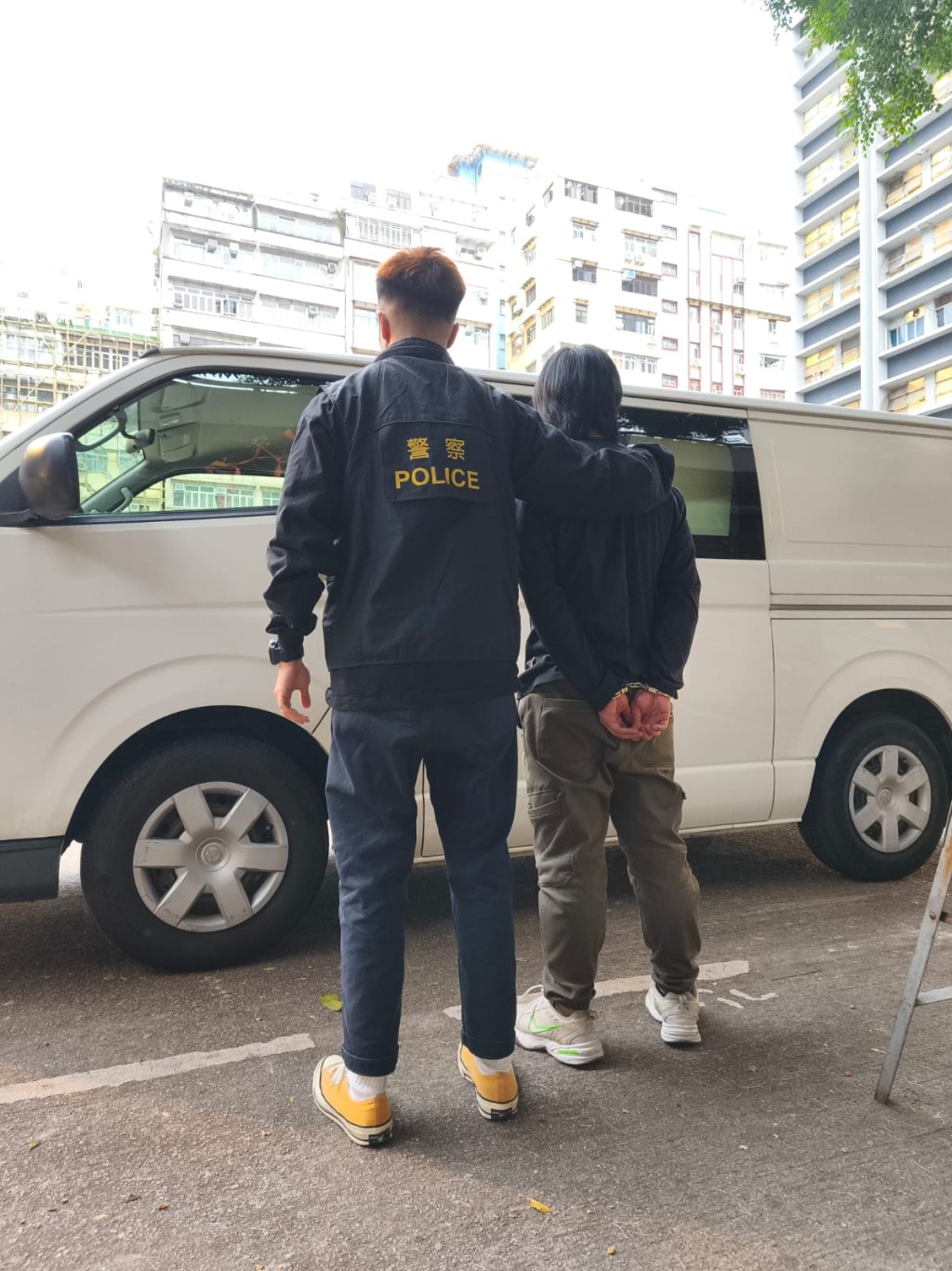 警方拘捕4名男子，包括負責人及3名賭客。警方圖片