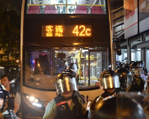警方表示,昨日得知違法示威者登上一輛巴士,於是截停巴士。資料圖片