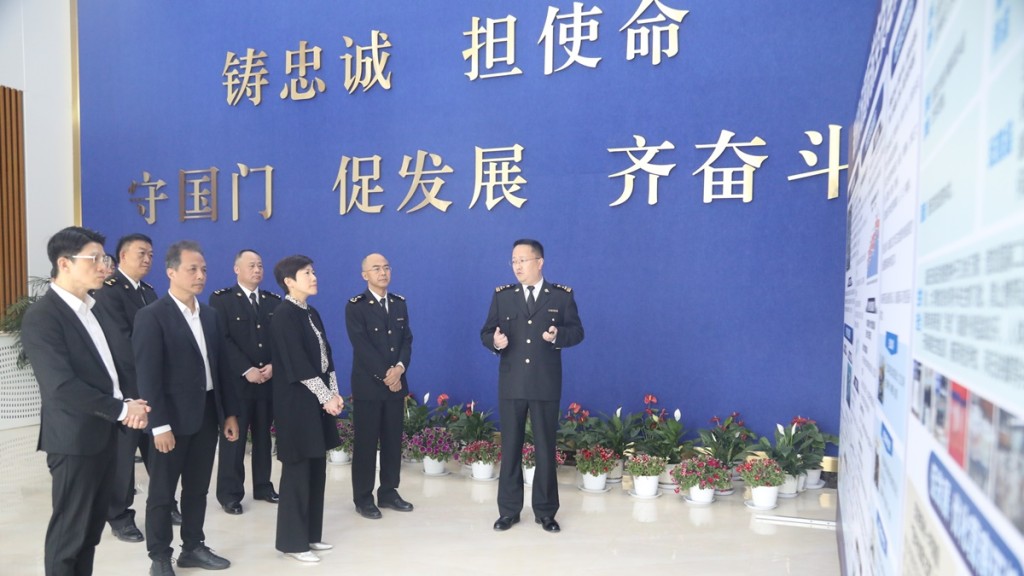 何珮珊(前排左三)在鄭州海關關長王軍(前排右二)和國家海關總署廣東分署副主任馮國清(前排左二)陪同下考察鄭州新鄭國際機場。