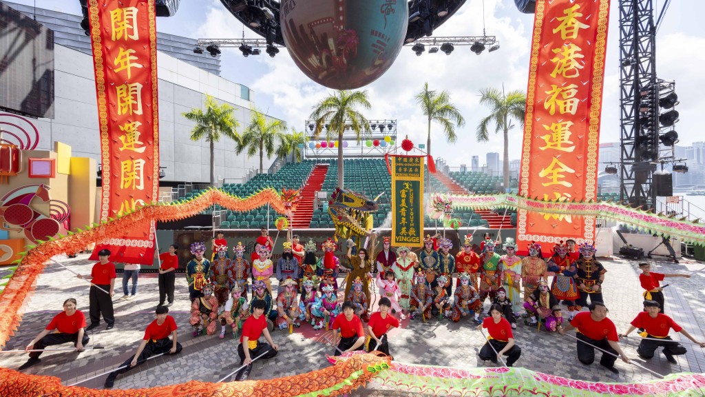 今年有16隊來自多個國家及地區的中國內地及國際表演團隊，包括中國內地、意大利、 法國、美國、加拿大和埃及等，其中13隊首次來港演出。