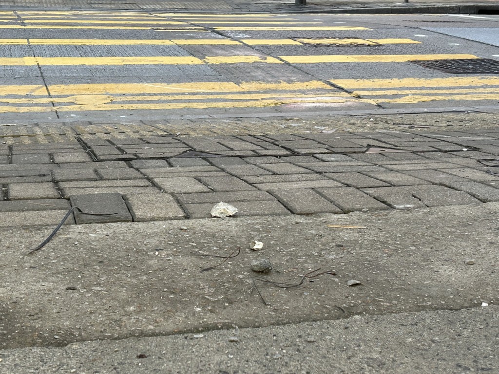 現場路面遺下石屎碎。曾志恒攝