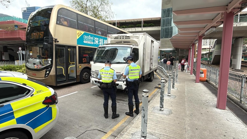 警方在屯门乡事会路附近截停涉事轻型货车。警方提供