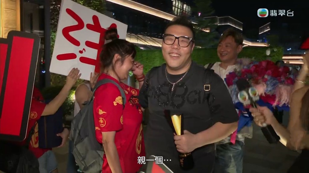 劉洋夫婦被《東張西望》主持要求即場接吻。 劉洋夫婦被《東張西望》主持要求即場接吻。
