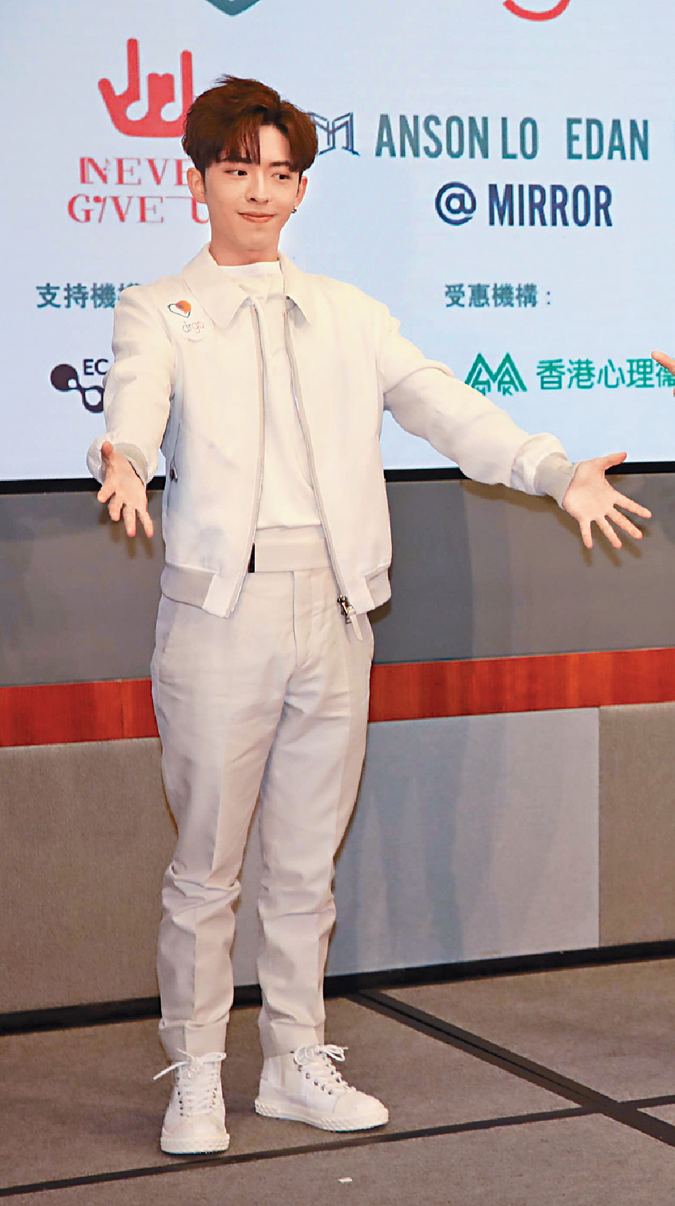 ■Edan聯同隊友示範「精神健康操」。