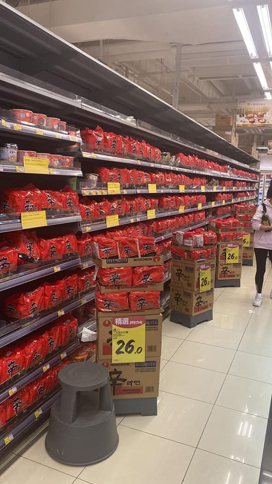 將軍澳一超市則是放滿韓式辣麵。網民Kent Chan圖片