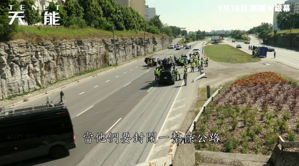 劇組將八公里的公路封閉了三星期進行飛車拍攝。