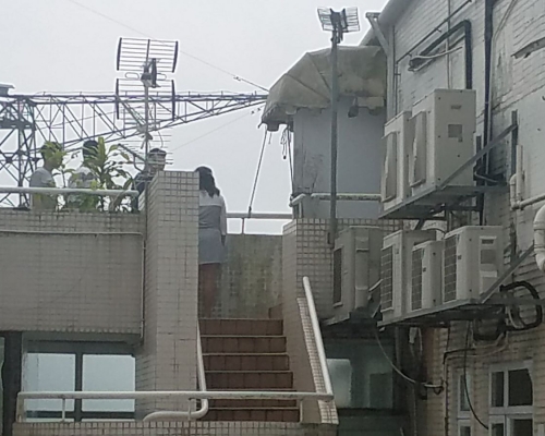 警員上天台調查。