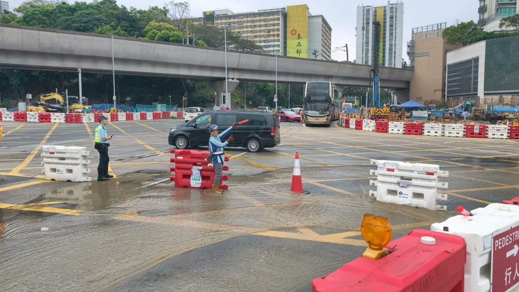沙田大涌橋路近獅子山隧道公路一條鹹水管爆裂。網上圖片 沙田大涌橋路近獅子山隧道公路一條鹹水管爆裂。網上圖片