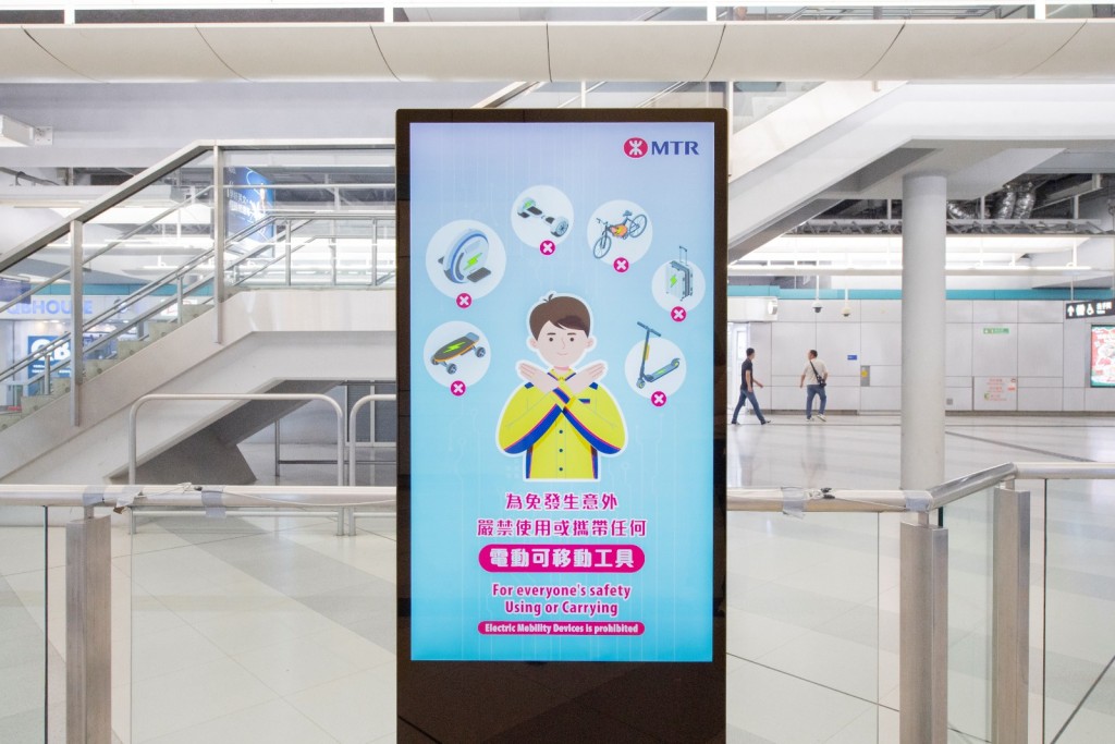 港鐵站及輕鐵車站會張貼新告示，讓乘客了解由元旦起，禁止攜帶電動可移動工具進入港鐵範圍的新規定。