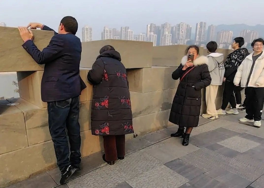 朝天门新修城墙过高，令游客无法观赏江景。微博