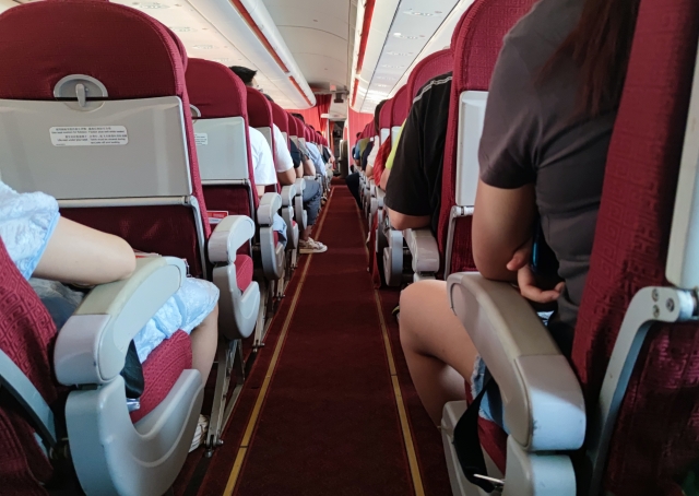 机舱空间有限，乘搭长途机时，要留意避免因血气不畅而导致机舱症候群。