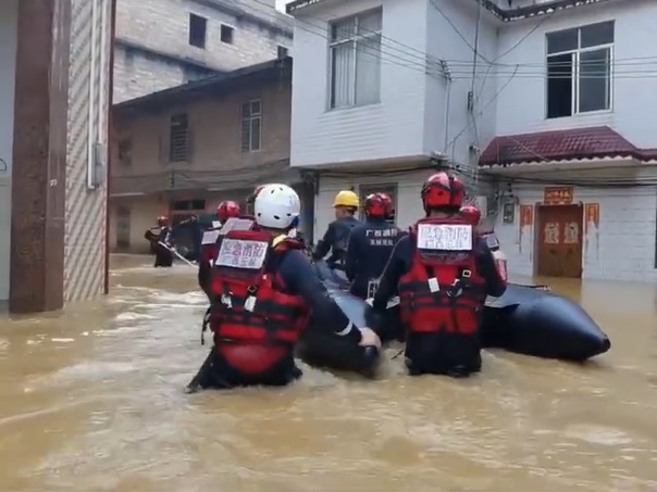 救援人员用橡皮艇救出受困居民。微博截图