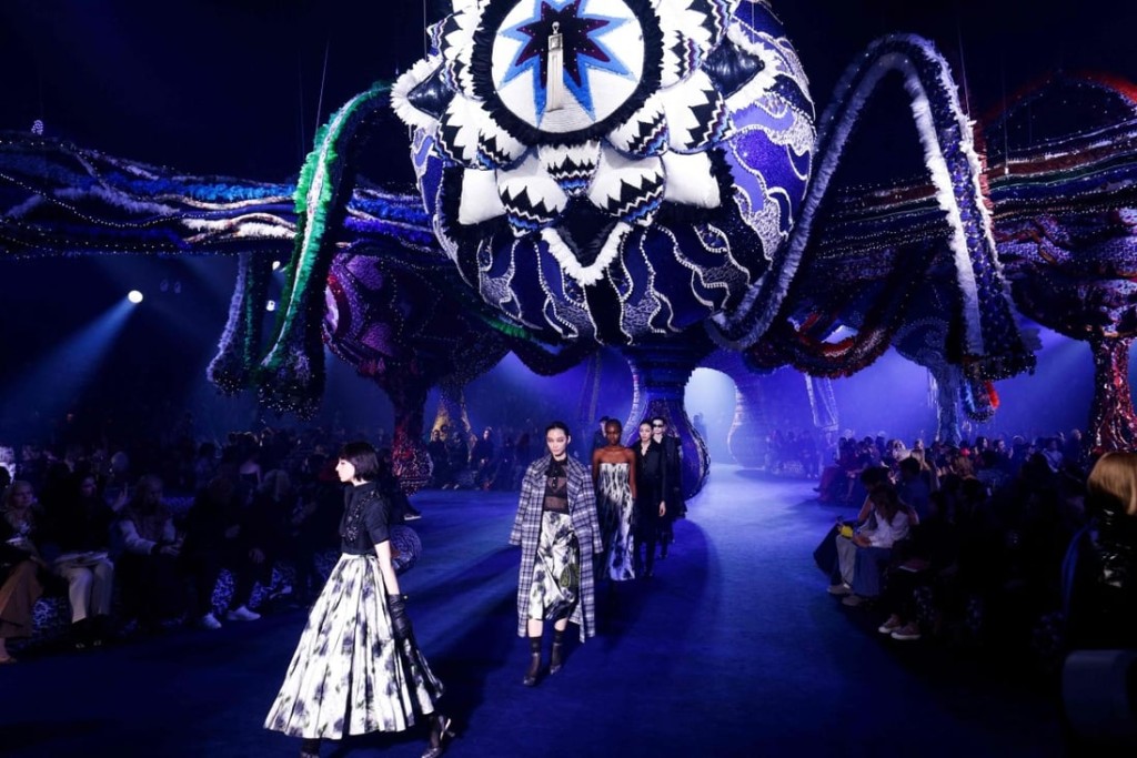 Vasconcelos曾为Dior的2023/2024春夏巴黎时装骚，操刀创作充满奇幻感觉的会场装置。（图片来源：JoanaVasconcelo.com）