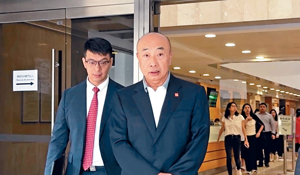 時任元昇國際集團有限公司執行董事、原告吳健南(右)昨出庭作供。