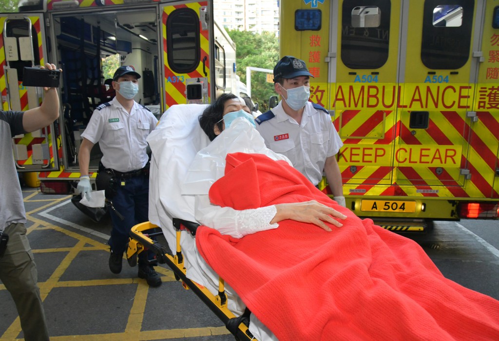 女子由救护车送往伊利沙伯医院治理。