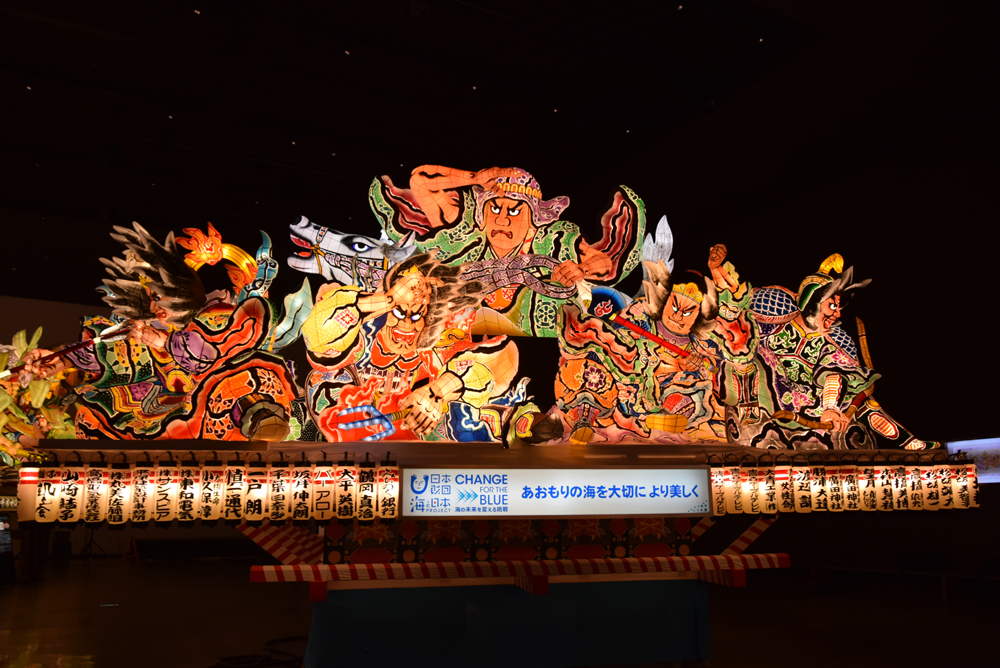 去年製成的《願望之燈-藥師如來、玄奘三藏與十二神將》，被安排在今年的青森睡魔祭中展示。