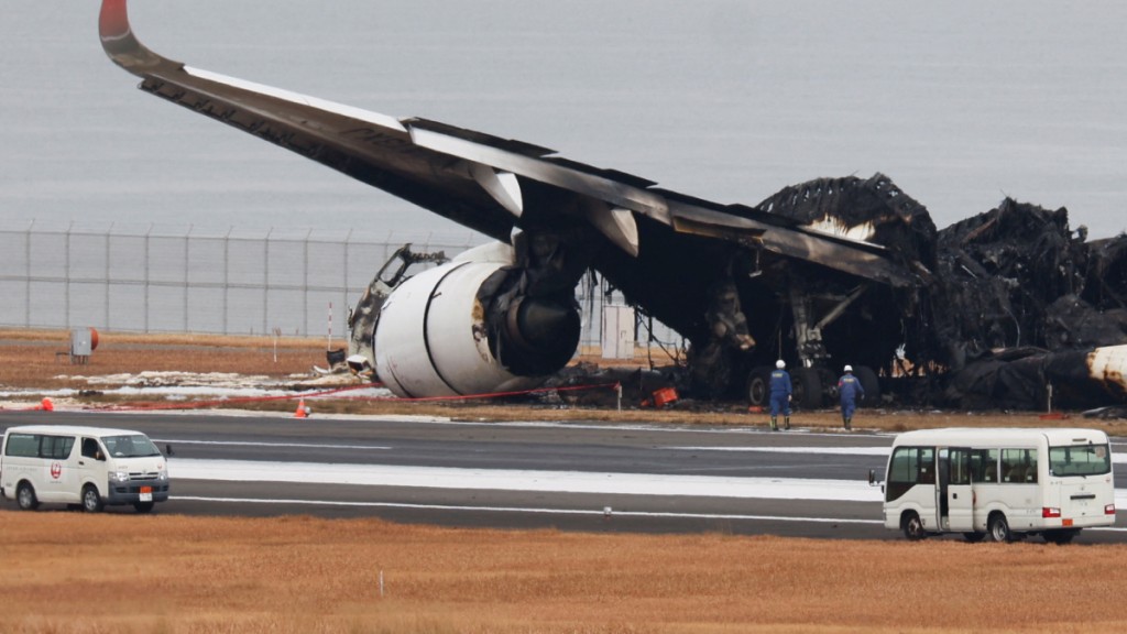 日航客機撞上日本海上保安廳,涉事跑道已封閉多日。(路透社)