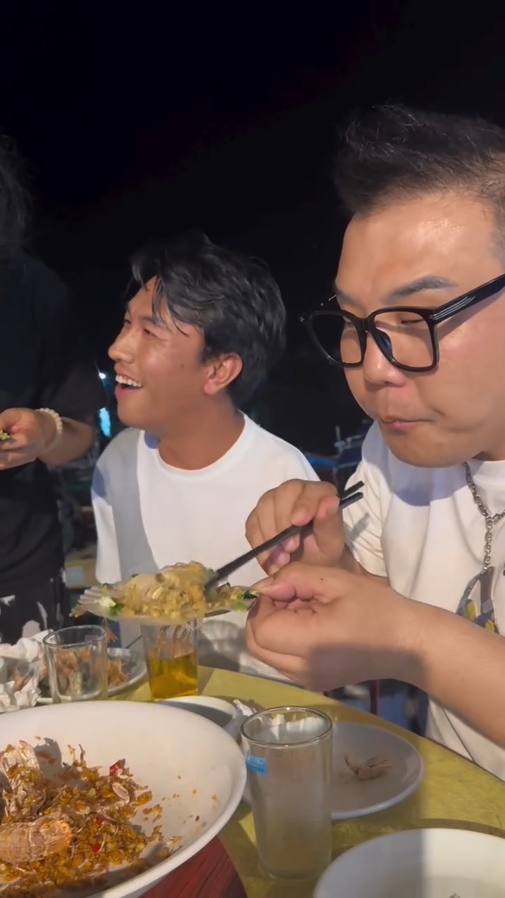 李金凱身邊有一神秘女子貼身照顧,原來她是李金凱的二姐。 李金凱身邊有一神秘女子貼身照顧,原來她是李金凱的二姐。