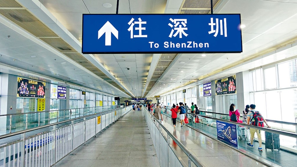 李家超述職後即宣布明年一月中之前,可以與內地有序通關。資料圖片