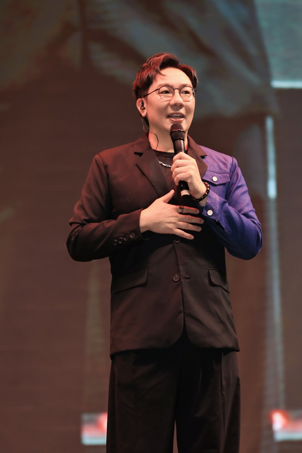 鄧顥懷大讚音樂會燈光及舞台效果，令他可以好好享受演出。 