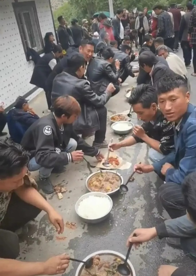 網友科普涼山蹲地吃飯的「盛況」，碗碟飯菜全放在地上。