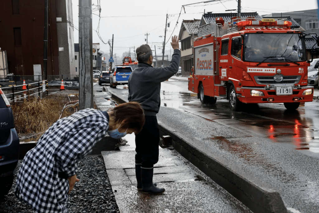 当有消防车进入灾区，大林丰和妻子大林明子会向消防车举手和鞠躬致意。路透社