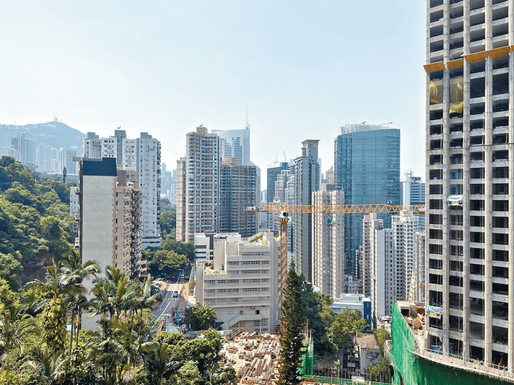 单位露台可饱览坚尼地道一带景致，远眺山景。