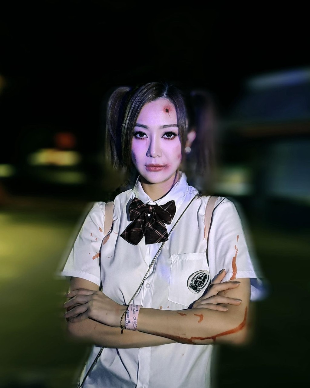 前港姐朱智賢今年就扮演恐怖學生妹,她紮起雙馬尾,穿上一套白色恤衫襯短裙大晒長腿,甚有幾分校園感覺。 前港姐朱智賢今年就扮演恐怖學生妹,她紮起雙馬尾,穿上一套白色恤衫襯短裙大晒長腿,甚有幾分校園感覺。