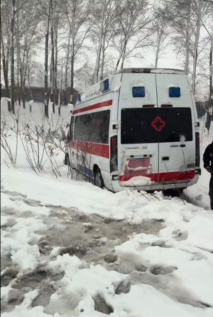 吉林珲乌高速松原至长春段的发生串烧式车祸。微博