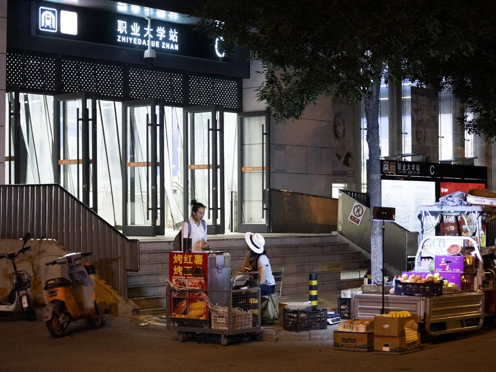 陳麓同由地產公司「陳總」，變為每日要「走鬼」的小販，生活變化極大。極晝工作室