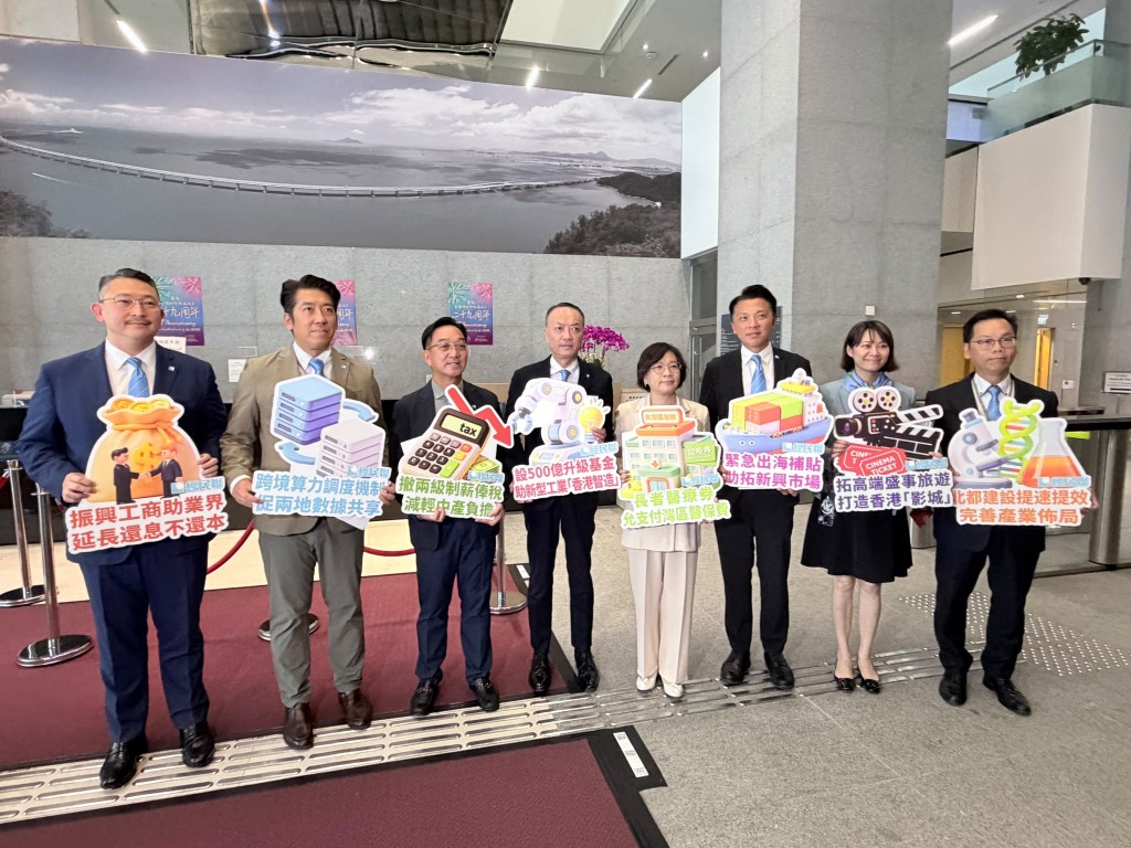 經民聯今日向特首李家超提交《施政報告》及「香港五年規劃」建議。 經民聯今日向特首李家超提交《施政報告》及「香港五年規劃」建議。