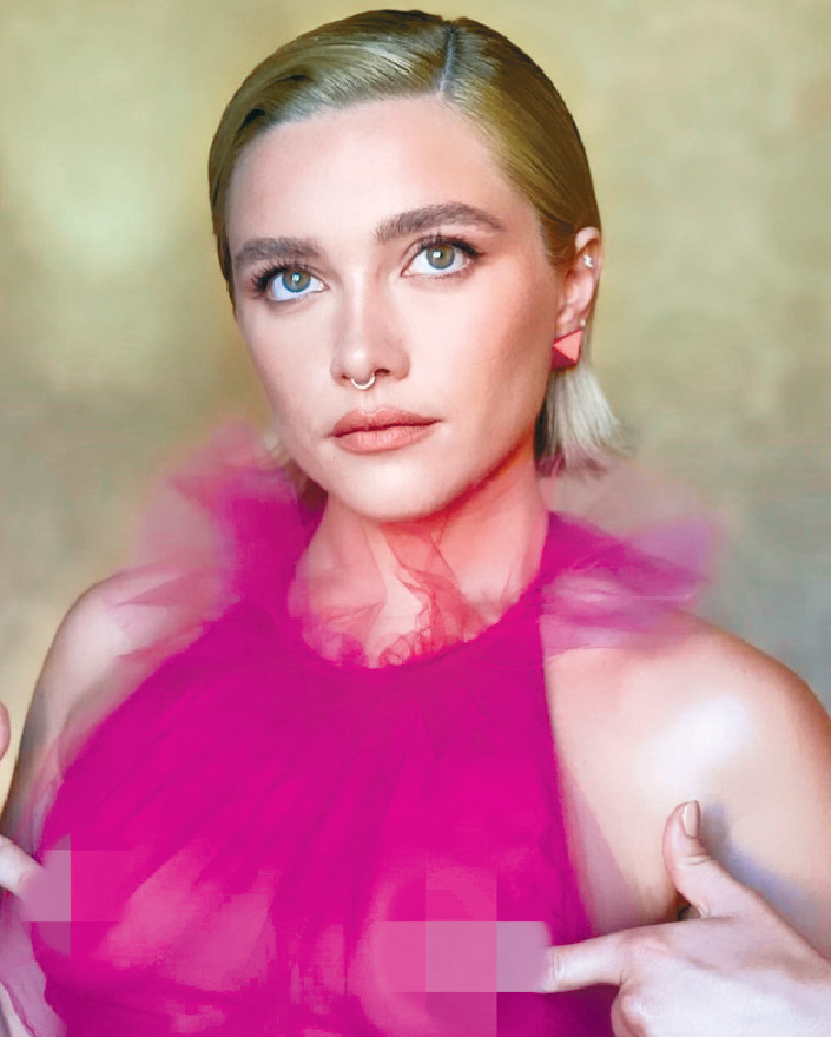 ■科倫絲上載以手指遮掩乳頭的照片。