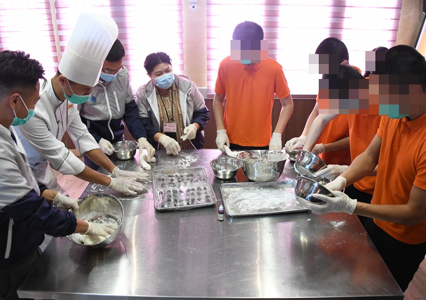 囚犯在義工及廚師的陪同下,親手為家人製作湯圓。楊偉亨攝