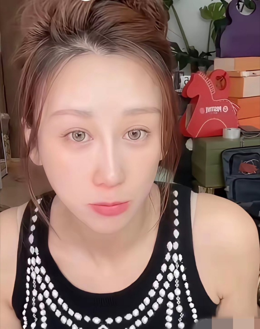 蔣麗莎近年一邊直播帶貨，一邊獨力照顧家中老小，健康早已嚴重透支。