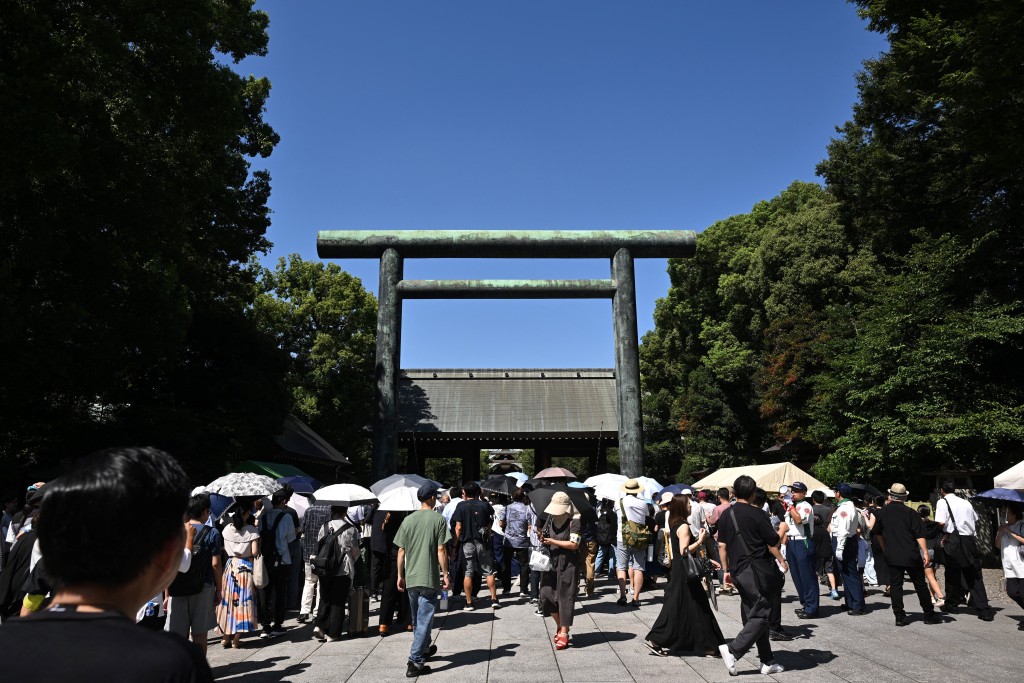 日本战败投降80周年,民众排队参拜靖国神社。法新社 日本战败投降80周年,民众排队参拜靖国神社。法新社
