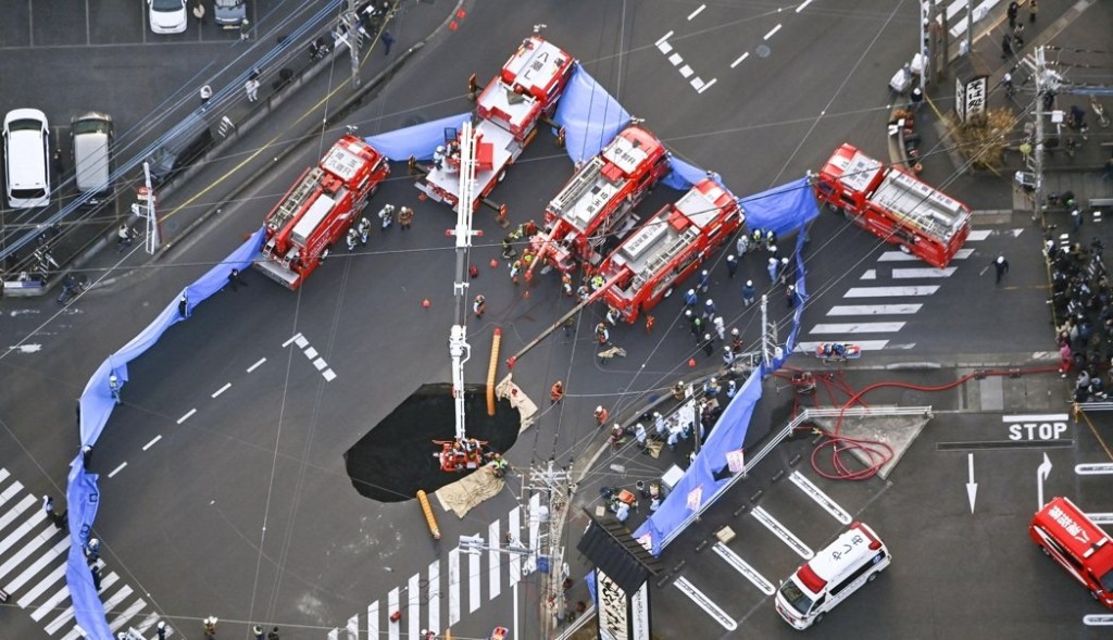 埼玉縣八潮市的道路今年1月陷落造成卡車掉落,周五尋獲失蹤司機遺體。路透社 埼玉縣八潮市的道路今年1月陷落造成卡車掉落,周五尋獲失蹤司機遺體。路透社