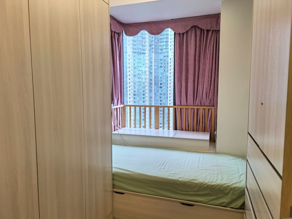 图中房间已摆放了床及衣柜等。