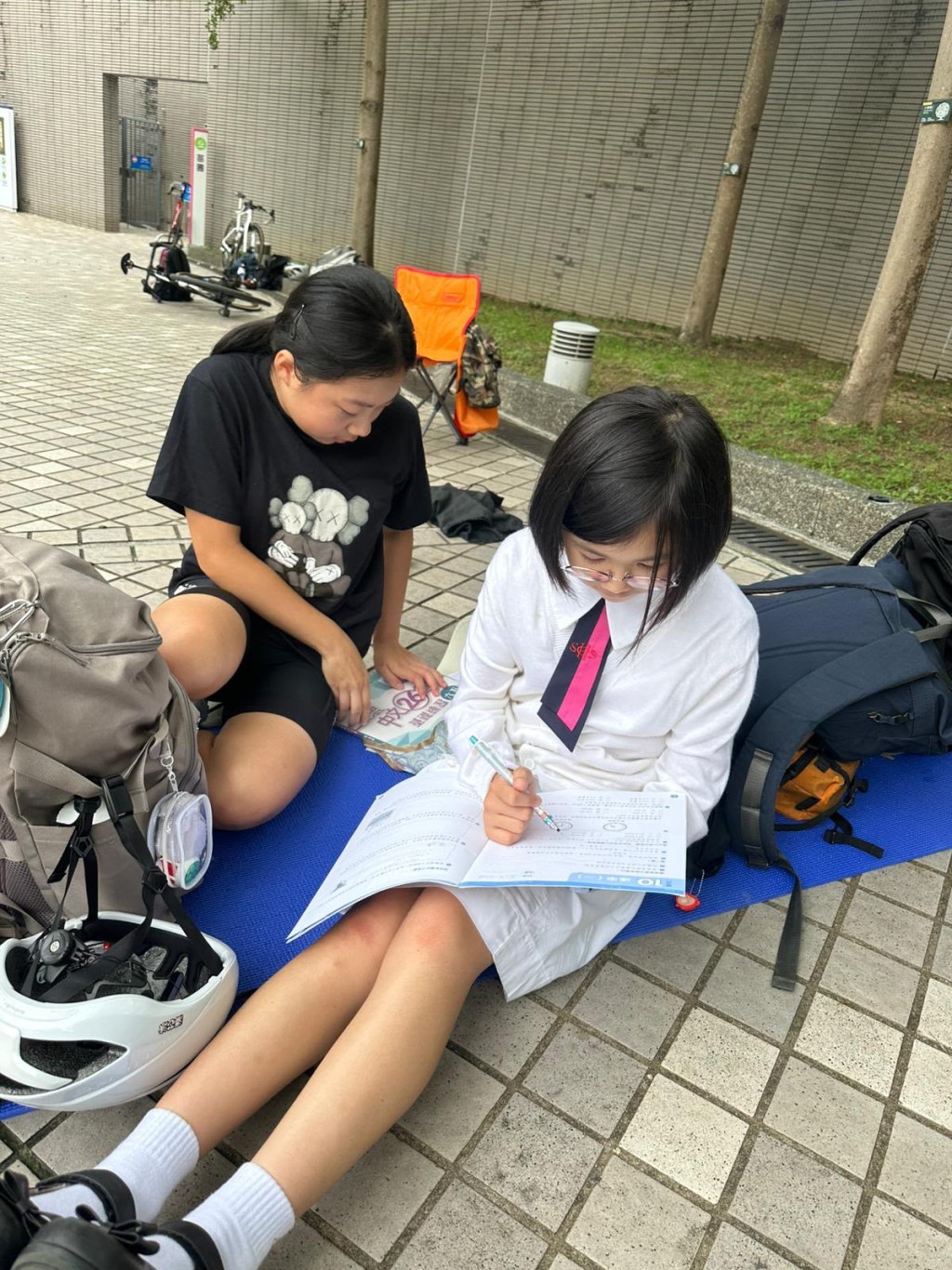 面对呈分试与升中面试,父女俩坚守「学业为先」的原则,让单车成为高压读书环境下的最佳减压方法。(图片来源:受访者提供) 面对呈分试与升中面试,父女俩坚守「学业为先」的原则,让单车成为高压读书环境下的最佳减压方法。(图片来源:受访者提供)