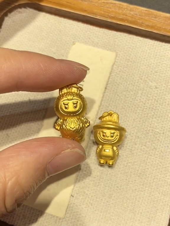 泡泡瑪特客服人員指,公司未有銷售「黃金版」LABUBU飾品。抖音@蛋姐愛珠寶(水貝芮麟) 泡泡瑪特客服人員指,公司未有銷售「黃金版」LABUBU飾品。抖音@蛋姐愛珠寶(水貝芮麟)