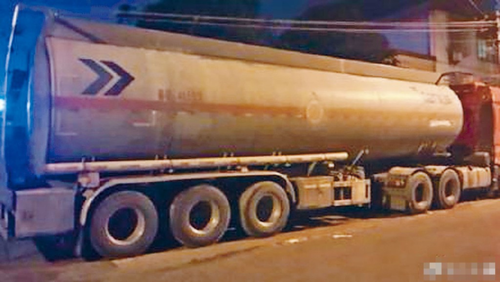 ■发生化学品泄漏的货车。