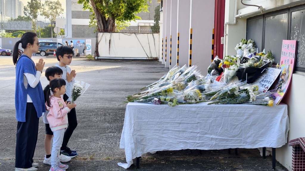 有市民到場鞠躬獻花致意。 有市民到場鞠躬獻花致意。