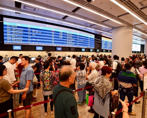 高鐵通車第二天客量較首日減4成。