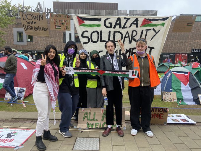 紐卡素大學的示威者向巴勒斯坦人表達支持。 X