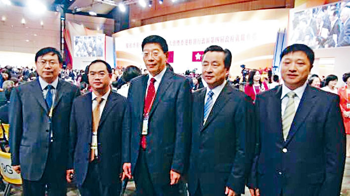 ■二○一二年，時任湖南省長的徐守盛（中）和其秘書王華平（左一）到訪香港。