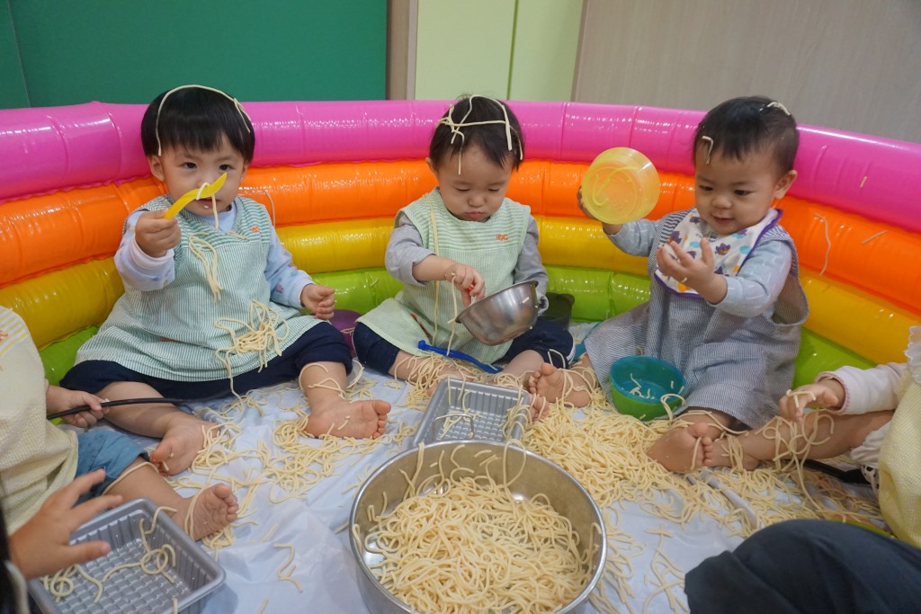 食物亦會被用於Messy Play中,作為嬰幼兒的探索素材。