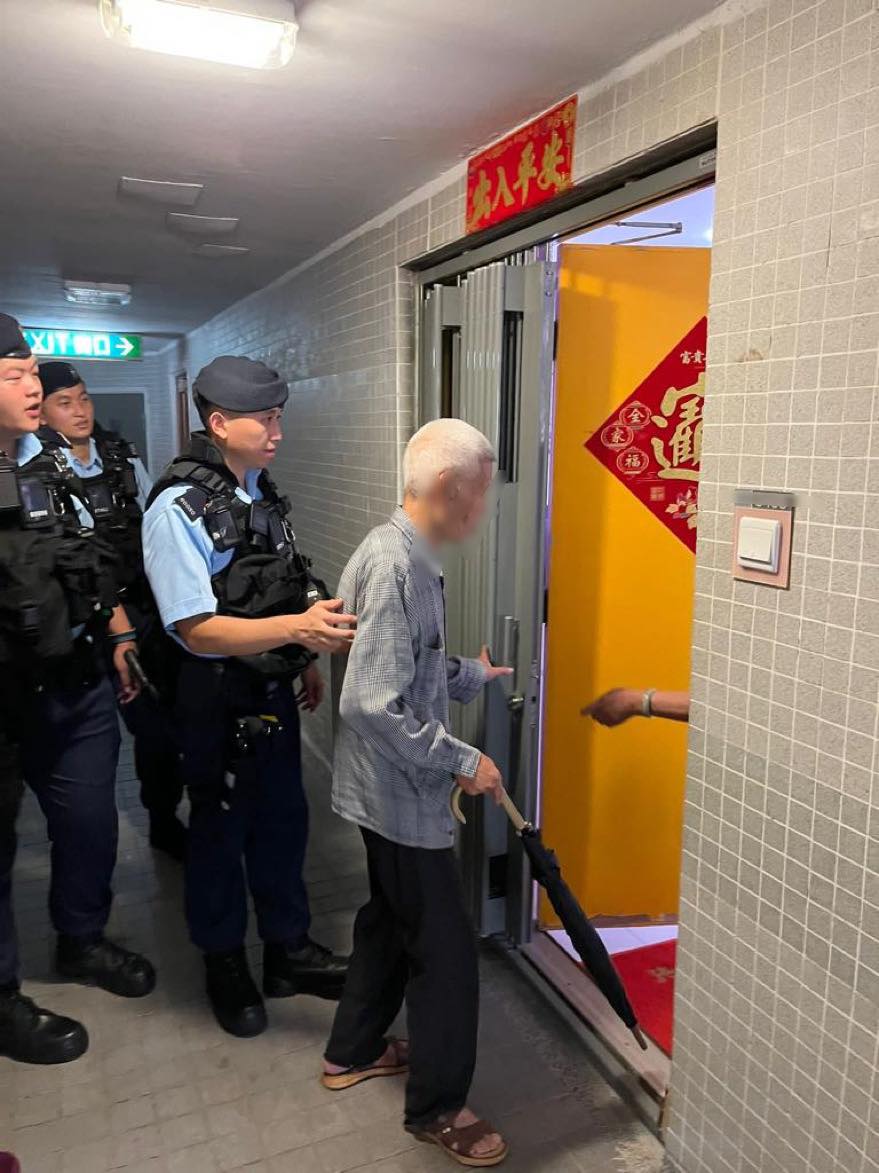 警方將老翁送回葵涌邨的住所，將他交回家人手中。fb提「葵」警剔圖片