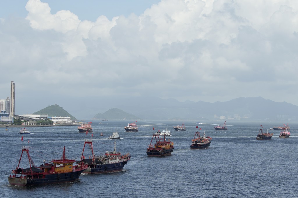 27艘渔船庆海上巡游庆祝回归。欧乐年摄