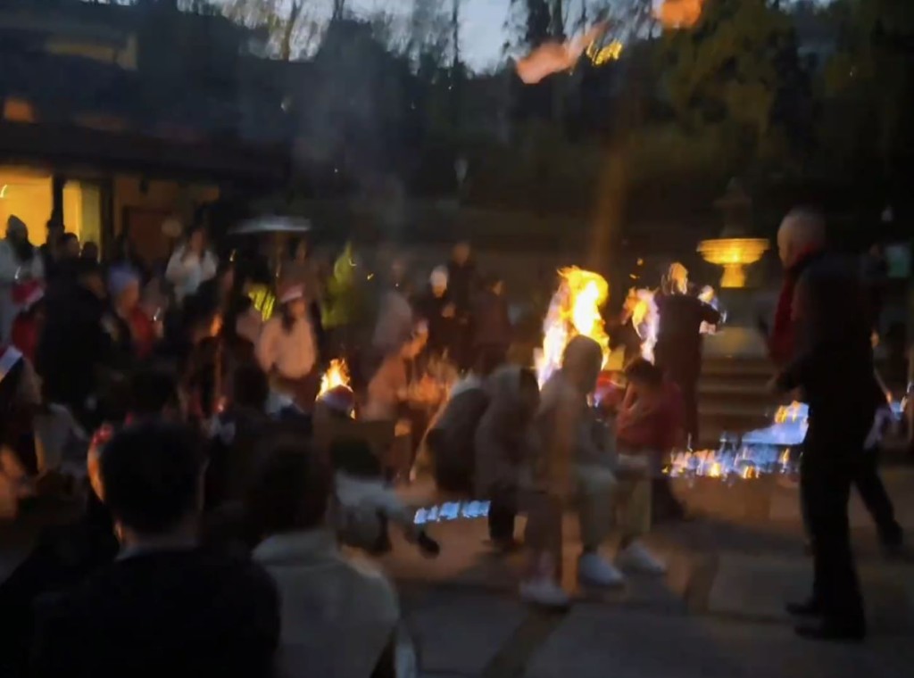 聖誕點火期間疑有人倒入酒精，導致3遊客變火人。抖音@Miss菲