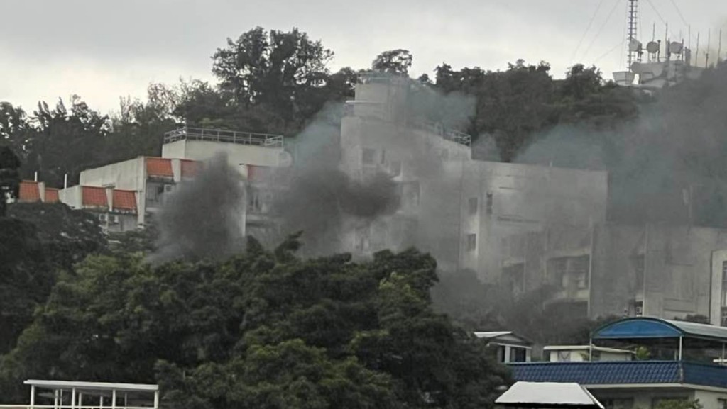 冒出大量濃煙。網民：鄺國威 長洲足跡