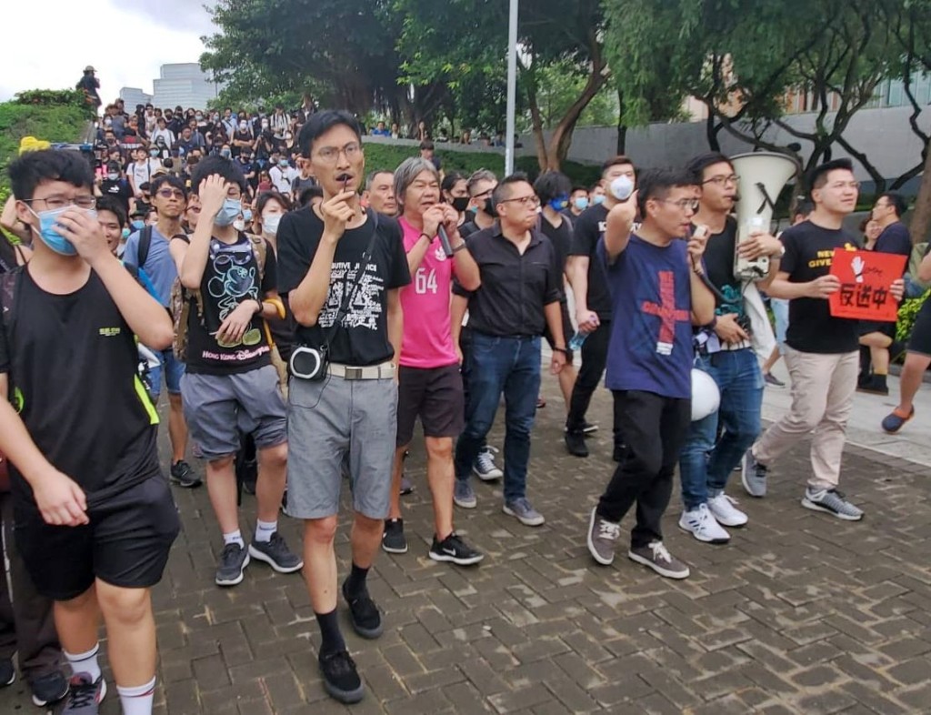 數名議員同示威者由立法會示威區步行至特首辦要求見林鄭。